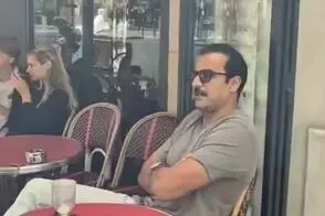تیپ متفاوت امیر قطر در یک کافه