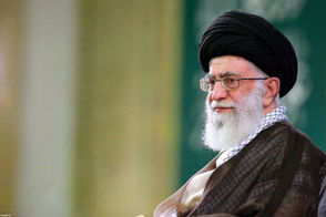 نوشته معنادار روی انگشت رهبر انقلاب در دیدار امروز