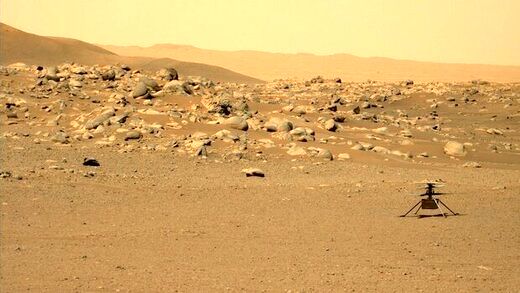 هلی‌کوپتر خاص ناسا بر فراز دریاچه‌ای در مریخ