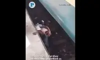 نجات معجزه‌آسای یک نوزاد از زیر چرخ‌های قطار توسط پدر فداکار