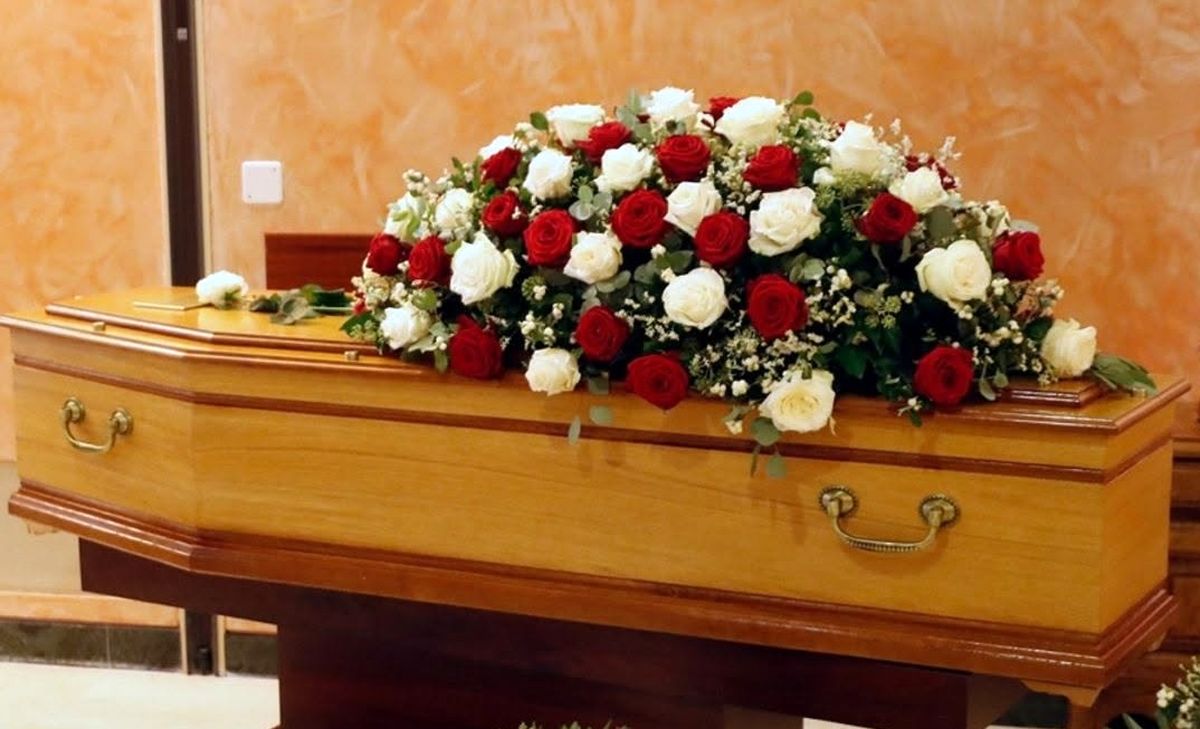   زن مرده حین مراسم تدفین زنده شد! 
