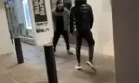 کتک‌کاری چند جوان ایرلندی‌ با یک عرب مهاجر!
