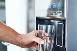 چگونه و هر چند وقت یک‌بار آبسردکن یخچال را تمیز کنیم؟