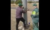 نحوه تعویض لامپ تیرهای چراغ برق در هند