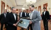 هدیه متفاوت عباس عراقچی به عاصم منیر!