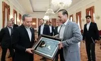 هدیه متفاوت عباس عراقچی به عاصم منیر!