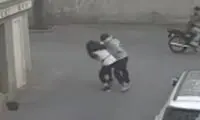 لحظه قاپیدن گوشی دختر جوان در روز روشن 