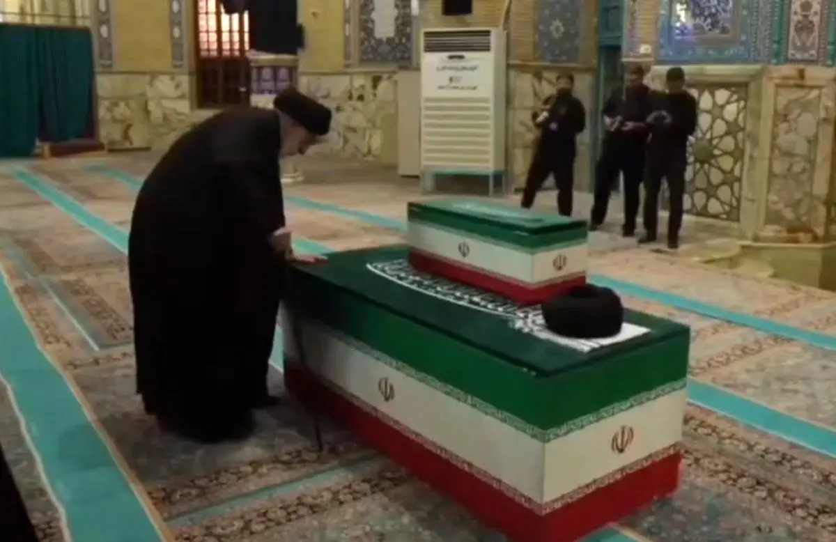 بوسه برادر رهبر شهید انقلاب بر تابوت ایشان