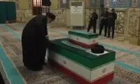 بوسه هادی خامنه‌ای، برادر رهبر شهید بر تابوت ایشان