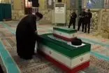 بوسه هادی خامنه‌ای، برادر رهبر شهید بر تابوت ایشان