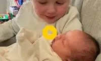 اشک‌های پراحساس پسربچه در آغوش خواهرش