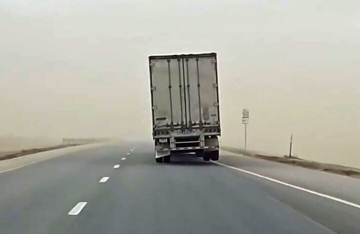   واژگونی هولناک یک کامیون وسط جاده بر اثر باد و طوفان 
