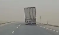 واژگونی هولناک یک کامیون وسط جاده بر اثر باد و طوفان