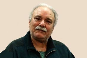 بی‌قراری نوه و دختر محمد کاسبی در مراسم خاکسپاری