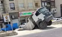 سقوط کامیون داخل زمین در پی فرونشست پل روی کانال آب فردیس