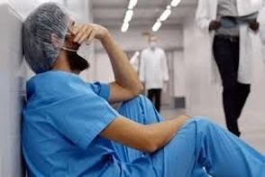 حمله دسته‌جمعی همراهان بیمار به یک پزشک در شهریار
