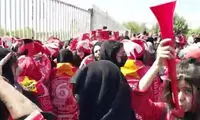 هجوم هواداران خانم بدون بلیت به ورزشگاه!
