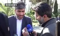 هدیه گرفتن خبرنگار صداوسیما از یک مسئول جلو دوربین