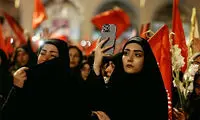 بی‌تابی دو دختر عزادار رهبر شهید در مراسم تشییع