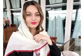 سلفی بازیگر سریال آوای باران و همسرش در آسانسور