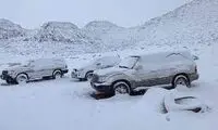 بارش برف در عربستان اینگونه خیابان‌ها را بست!