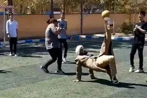قیچی برگردان تماشایی یک روحانی، دانش‌آموزان را به وجد آورد