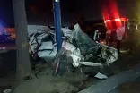 تصادف پژو پارس با تیر برق؛ خودرو مچاله شد!