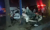 تصادف پژو پارس با تیر برق؛ خودرو مچاله شد!