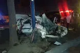 تصادف پژو پارس با تیر برق؛ خودرو مچاله شد!