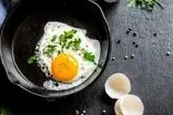 چه افرادی نیاز به مصرف تخم‌مرغ کمتری دارند؟