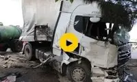 لحظه تصادف قطار با یک تریلی که از وسط نصف شد