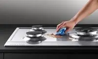 ترفند ساده برای تمیز کردن اجاق گاز شیشه‌ای