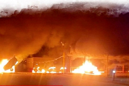 اولین تصاویر از آتش‌سوزی در یک انبار بزرگ در تهران