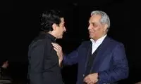 ویدئویی که نشان می‌دهد مهران مدیری در چند قدمی ابی نشسته است