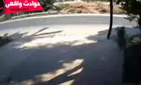 لحظه شاخ‌به‌شاخ شدن یک موتور و ون وسط جاده