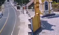 شاخ به شاخ شدن وحشتناک اتوبوس شهری با یک ماشین!
