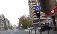 برخورد هولناک BMW سری ۷ با چراغ راهنمایی رانندگی