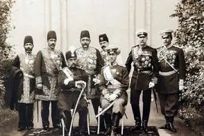 مظفرالدین‌ شاه در حال نوشیدن آب معدنی در فرانسه