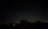 درگیری پدافند ایران با پرتابه‌های اسرائیل در آسمان