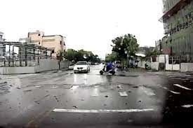 تصادف وحشتناک خودروی سواری با یک موتور در هوای بارانی 
