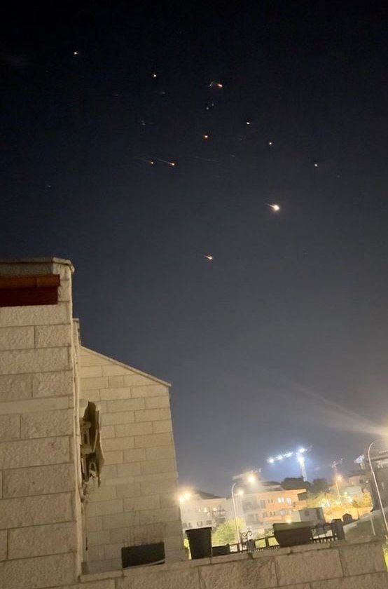 اولین تصاویر از موشک‌های ایرانی بر فراز پارلمان اسرائیل