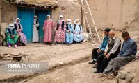 بنر نصب شده در یک روستا درباره ازدواج جلب توجه کرد
