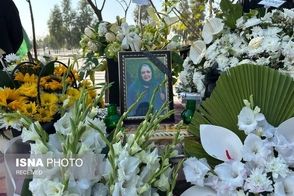 گریه‌های یواشکی همسر زویا امامی در مراسم خاکسپاری