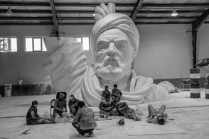 تصاویری از مجسمه فردوسی که این روزها خاک می‌خورد!