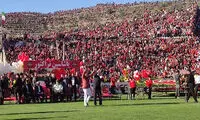 تفریح عجیب دو هوادار تراکتور وسط چمن ورزشگاه تبریز