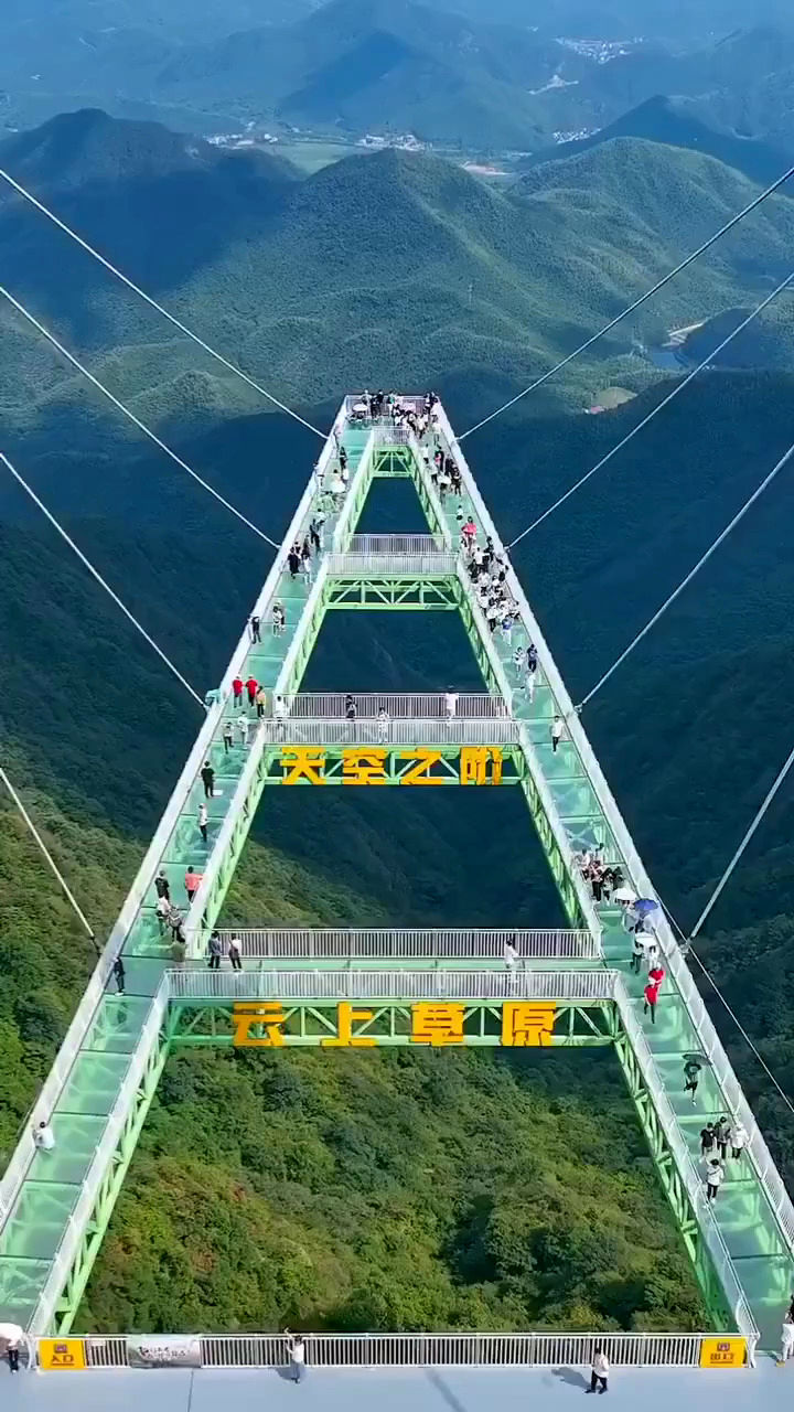 گشتی در ترسناک‌ترین پل شیشه‌ای چین در ارتفاع ۴۰۰ متری!