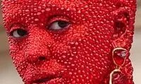 استایل عجیب خواننده معروف در فشن‌شوی پاریس