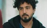 ژست عجیب و درحال فرارِ مهرداد صدیقیان در یک پارکینگ!