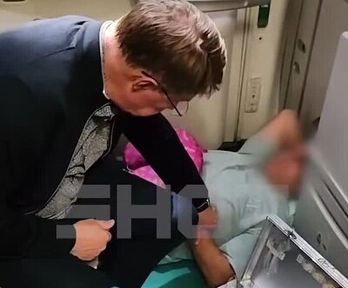 آقای وزیر جان مسافر را در پرواز نجات داد