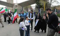تصاویری از زنجیره‌ انسانی مقابل نیروگاه‌ها و پل‌ها